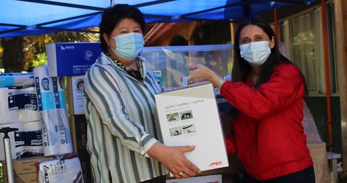 En plena ejecución se encuentra iniciativa presentada por la Corporación “Hogar Nuestra Señora de la Merced” de Yungay, que adjudicó $30 millones al Fondo Chile Compromiso de Todos, y que beneficia con equipamiento e insumos a cinco Establecimientos de Larga Estadía para Adultos Mayores de la región.