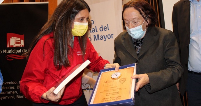 La profesora normalista de 86 años, Maria Mercedes Cancino, obtuvo  el Primer Lugar Regional en  la 7ma versión del Concurso Nacional, que impulsa el Servicio Nacional del Adulto Mayor, en el marco del Programa Envejecimiento Activo. 