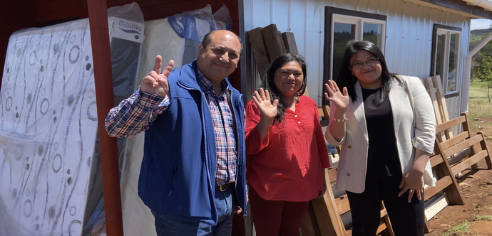 La seremi, Mariela Huillipan junto al Alcalde Marcos Hernández, visitaron a usuarias de los programas de Habitabilidad y Seguridad Alimentaria que ejecuta el municipio con la asistencia técnica del Fosis.