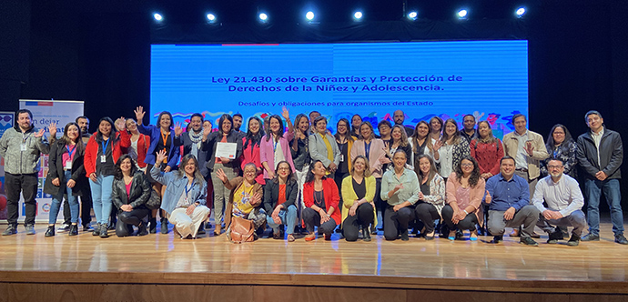 La seremi de Desarrollo Social y Familia, Mariela Huillipan, quien preside la Comisión Coordinadora de Protección a la Niñez y Adolescencia en La Araucanía, propició el Encuentro de Autoridades Regionales y funcionarios públicos en el marco de la vigencia de la Ley nº 21.430.