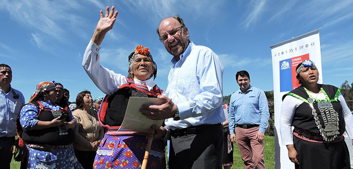 El Ministro de Desarrollo Social, Alfredo Moreno, y el director nacional de Conadi, Jorge Retamal, encabezaron la ceremonia en la comunidad Ancapi Ñancucheo de Ercilla.