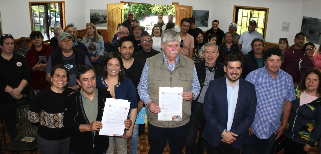 Autoridaddes y vecinos beneficiarios con RS de proyecto de mejoramiento de la ruta S-781 