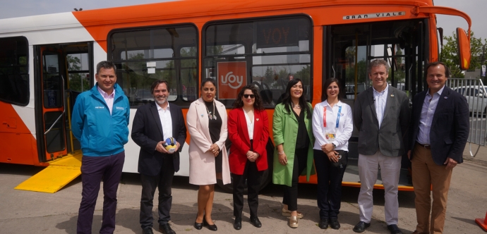 Son 32 máquinas con capacidad para llevar entre 5 a 7 sillas de rueda, lo que permitirá el traslado de los atletas durante el evento deportivo. La accesibilidad universal en el sistema Red actualmente llega a 96%; y en el marco de los Juegos Parapanamericanos, el Directorio de Transporte Público Metropolitano, DTPM, implementó obras de mejoramiento en paraderos para facilitar el acceso y descenso de los buses.