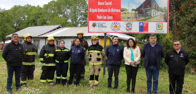 El documento que ratifica que el proyecto se encuentra aprobado técnica y financieramente, fue entregado en terreno por la seremi de Desarrollo Social y Familia, Mariela Huillipan