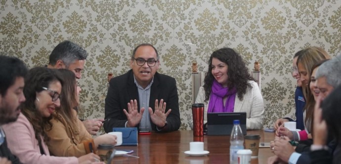 La ministra de Desarrollo Social y Familia y encargada de la reconstrucción, Javiera Toro, destacó que se trata de un plan integral que incluye medidas a corto, mediano y largo plazo, que busca aumentar las capacidades de resiliencia frente a los efectos del cambio climático.