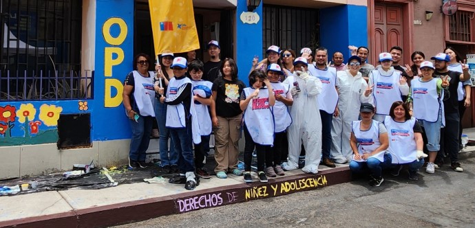 Los Consejeros y consejeras del Consejo Consultivo de Niños, Niñas y Adolescentes se movilizaron para recuperar espacios públicos de su barrio o territorio, en 16 puntos que van desde Arica a Magallanes. En el caso de nuestra región decidieron pintar la fachada de la oficina Protección de Derechos de Infancia de Iquique.