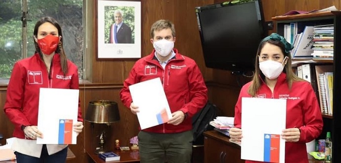 Mediante el aporte de profesionales nutricionistas que apoyarán la ejecución del programa asesorando a sus usuarios, la cartera de Salud se hace presente en la promoción de hábitos saludables en familias vulnerables de sectores rurales de la Región Metropolitana.