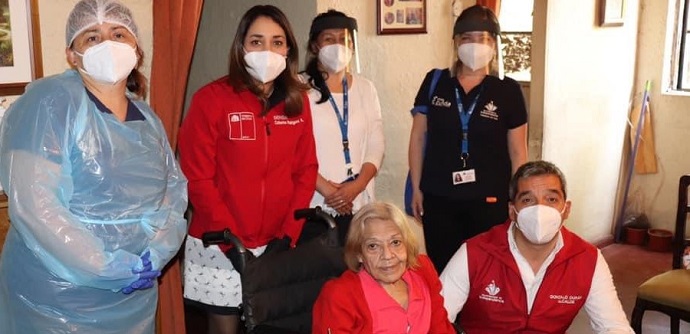 La autoridad regional, en el marco del traspaso del Programa Red Local de Apoyos y Cuidados desde el nivel central del Ministerio de Desarrollo Social y Familia a sus contrapartes regionales, acudió a visitar por primera vez un hogar intervenido por dicho programa.
