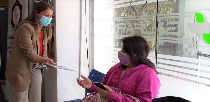 El proyecto piloto contempla la entrega de recetarios en diez farmacias de cuatro comunas de la Región Metropolitana, para acercar la información sobre hábitos y vida saludable a la población.