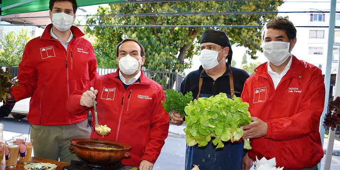 El seremi de Desarrollo Social y Familia, Felipe Valdovinos, junto a su par de Agricultura, Luis Verdejo, valoraron que las ganadoras son productos que se siembran en la región, por lo que se puede comer de forma sana y, al mismo tiempo, apoyar a los agricultores maulinos. 