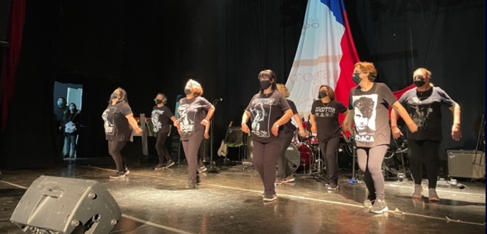 En la actividad, donde participaron adultos mayores pertenecientes a la XIV y XV versión, y que se desarrolló en el Centro Cultural San Fernando, se realizó un minuto de silencio en homenaje a las personas fallecidas por el COVID-19.