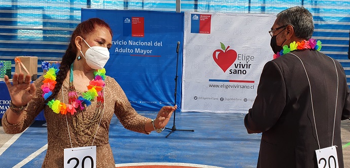 La actividad, organizada por SENAMA con el apoyo de Elige Vivir Sano y Agrosur, reunió a parejas de bailarines mayores de Iquique y Alto Hospicio, quienes desbordaron alegría, entusiasmo y energía.