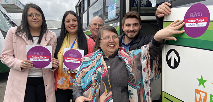 Seremis de Desarrollo Social y Familia, Transportes y Senama, pegaron adhesivos en buses y reiteraron el llamado a promover un buen trato hacia este segmento de la población.