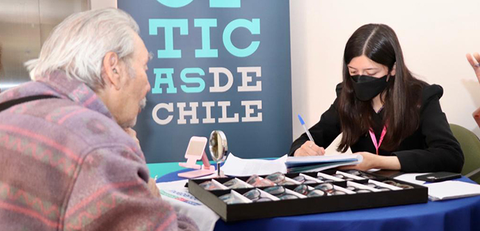 La iniciativa es una alianza público/privada, beneficia a 250 vecinas y vecinos, a través de un convenio firmado entre la Seremi RM y Cámara de la Industria Óptica de Chile.