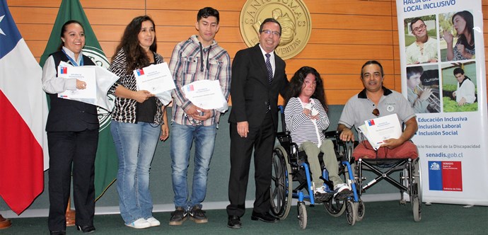 Estudiantes de Derecho, Ingeniería, Trabajo Social y Electricidad, entre otras carreras, son apoyados por el Ministerio de Desarrollo Social con intérpretes en lengua de señas, movilización y equipos tecnológicos.