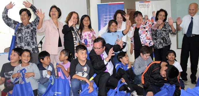 Siete voluntarios adultos mayores trabajarán como profesores particulares de 14 niños pertenecientes a las familias del programa Seguridades y Oportunidades del Ministerio De Desarrollo social.