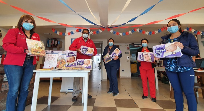 La seremi de Desarrollo Social y Familia entregó a su par de Salud los kits, que contienen libros para colorear, acuarelas, adhesivos y otros materiales didácticos para que los niños pueden entretenerse y sobrellevar de mejor forma la cuarentena.