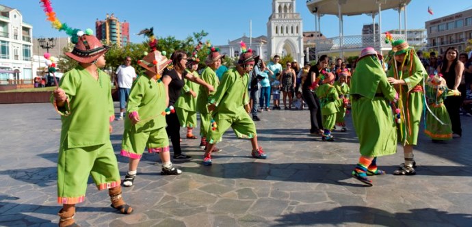 Con una muestra inclusiva que consideró exposiciones, baile y música la comunidad de Iquique conmemoró el Día Mundial de Síndrome de Down en la plaza Prat. La Feria Incluye Down 2018 fue organizada por la agrupación Vida Down, destacando la inclusión.
